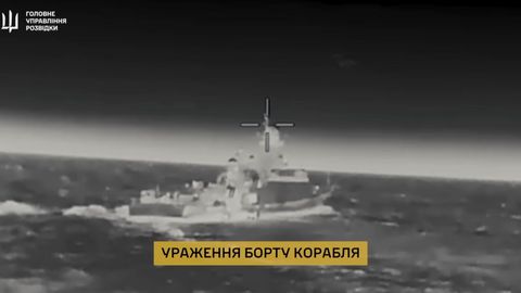 ВИДЕО ⟩ Историческая атака: украинские дроны вывели из строя российский корабль в Черном море