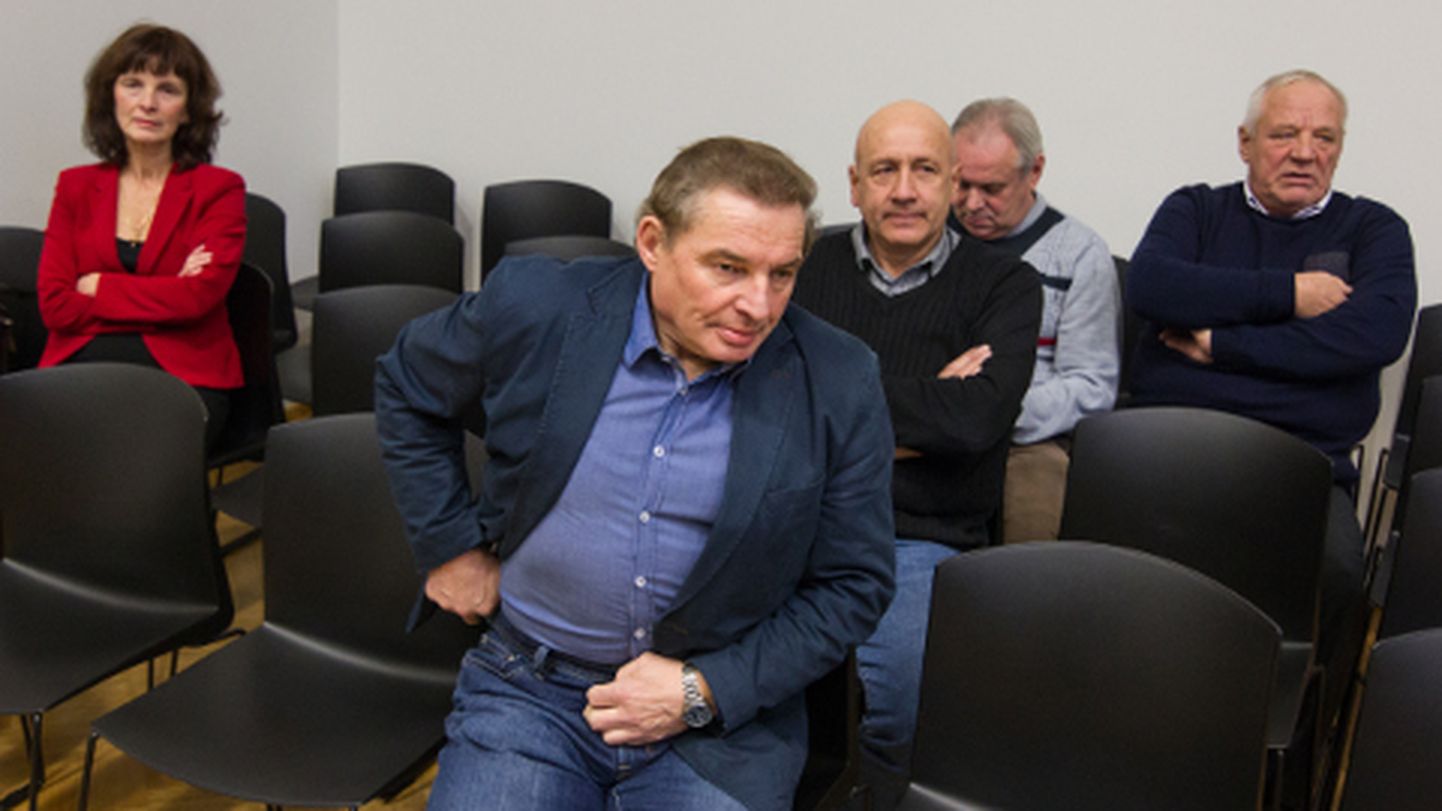 Esireas Jevgeni Solovjov. Tema taga Vjatšeslav Safonov, Vjatšeslav Stankevitš ja Jüri Kollo, vasakul Irina Lobkova.