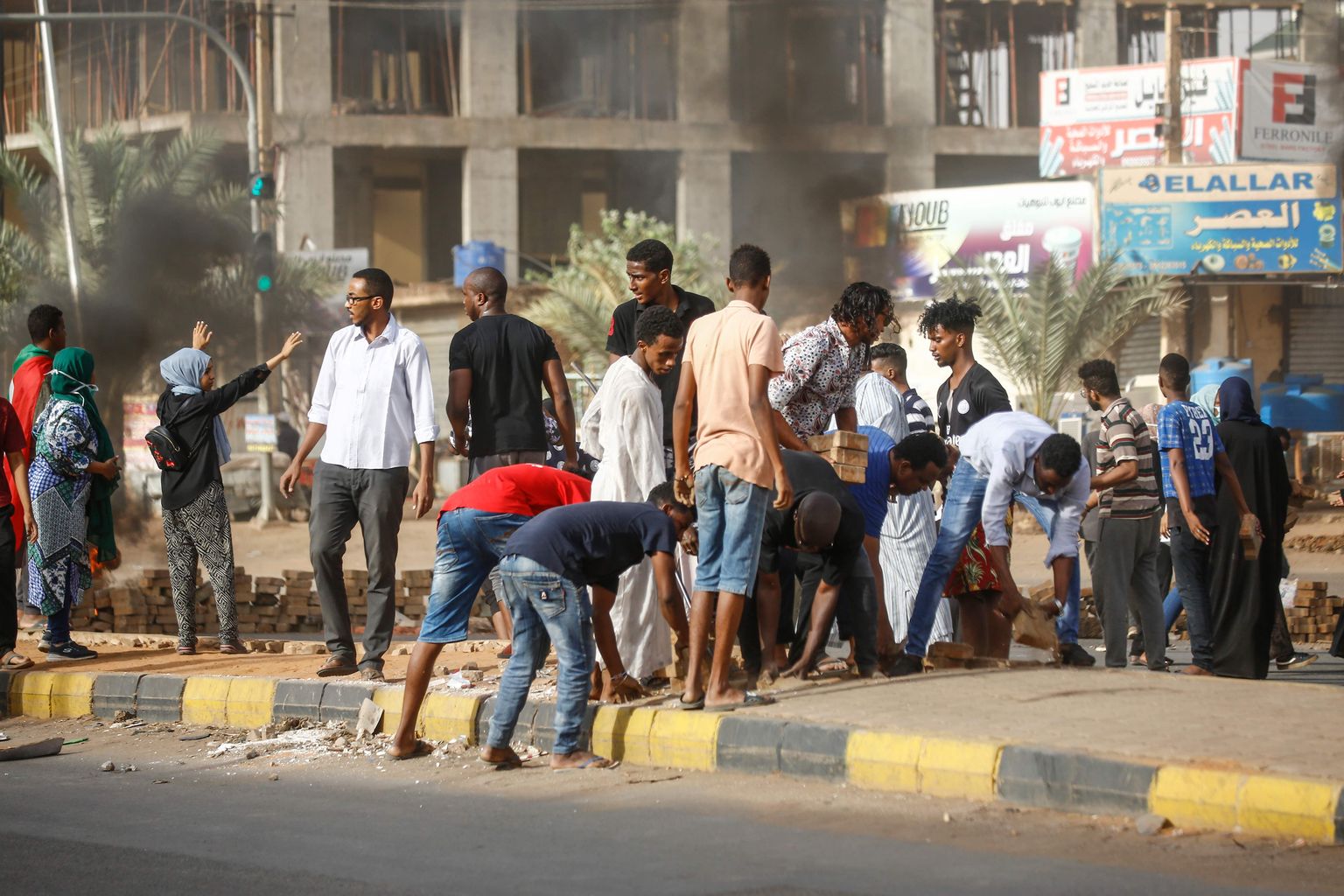Sudaani meeleavaldajad esmaspäeval Hartumis relvajõudude peakorteri ees ajal, kui sõjavägi ajas laiali istumisprotesti.