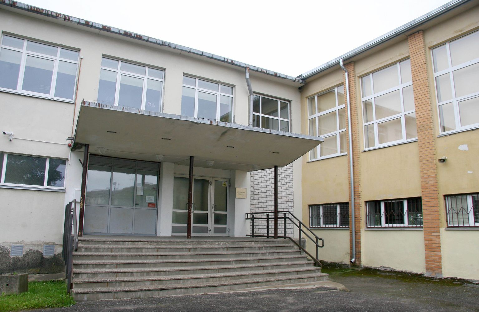 Pool sajandit tagasi valminud koolimaja Kohtla-Järve Katse tänaval, kus tegutseb praegu Järve kool.