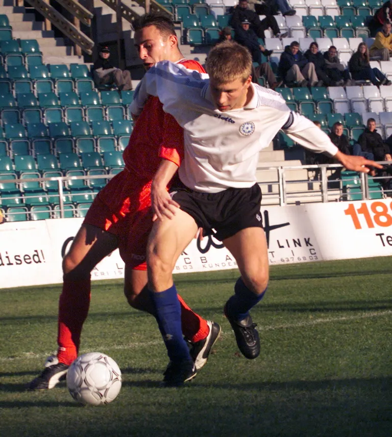 Postimehe arhiivi kõige vanem foto Ragnar Klavanist pärineb 30. septembrist 2001. Eesti koondise praegune kapten on sel fotol 15-aastane ja mängib Tallinnas peetud U17 EM-valikturniiril Poola vastu. Eesti kaotas matši 0:1.
