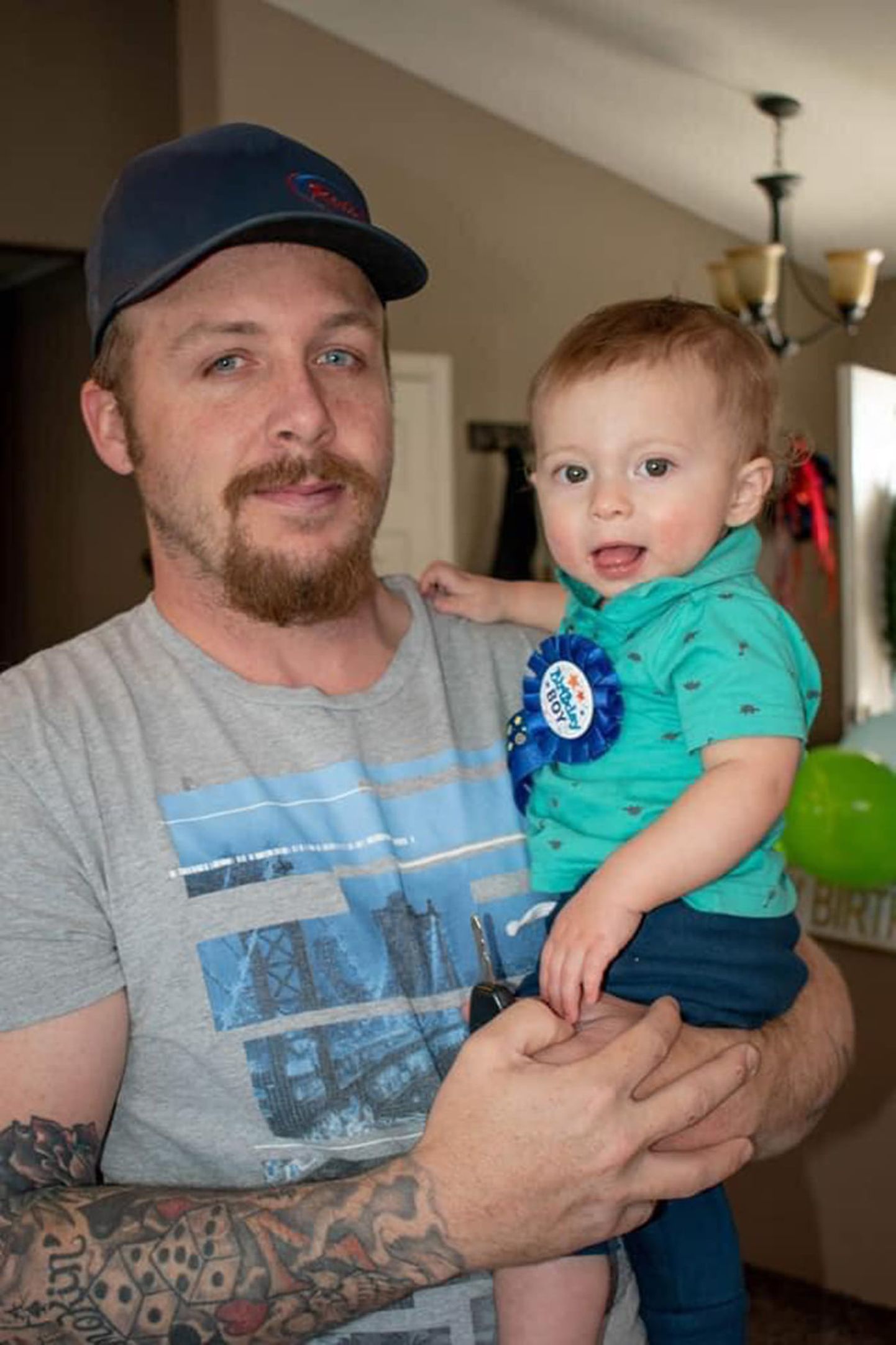 Ryan Pasborgist (pildil oma pojaga) sai üleöö kohalik kangelane.