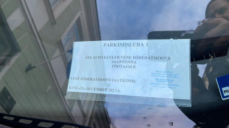 Vene saatkonna väljastatud kirjavigadega parkimisluba.