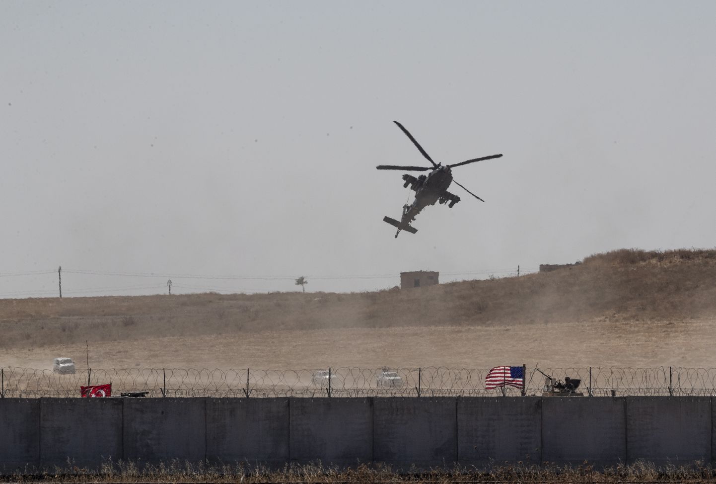 USA sõjaväekopter lendamas esimese USA-Türgi ühispatrulli kohal Süürias.