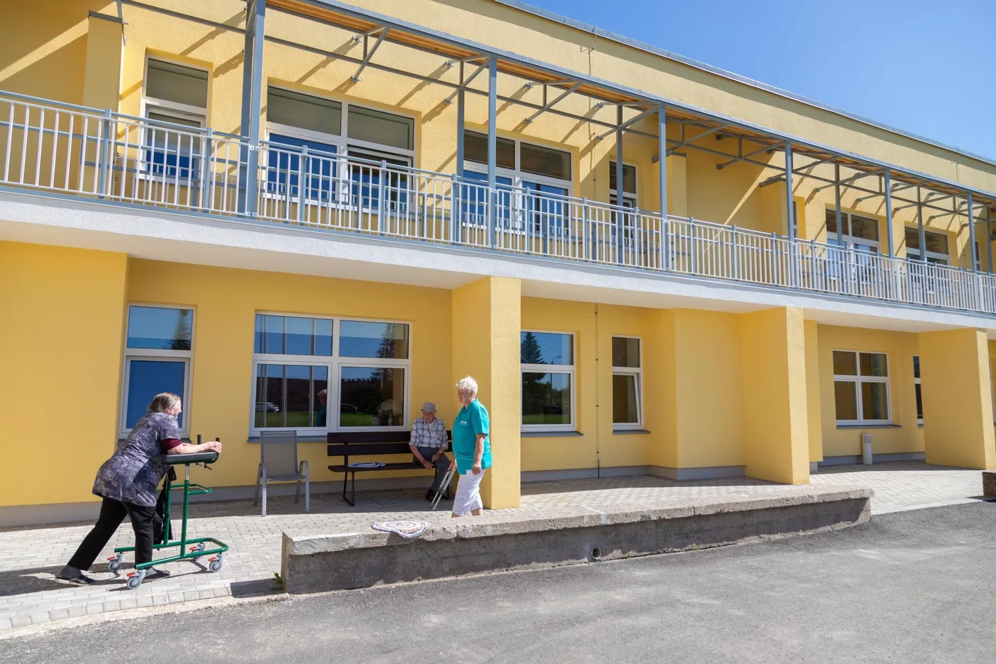 Praegu on kõndimiseks abivahendeid vajavatel inimestel Pärsti pansionaadi ümbruses raske jalutada, see mure loodetakse uue aiaga lahendada.