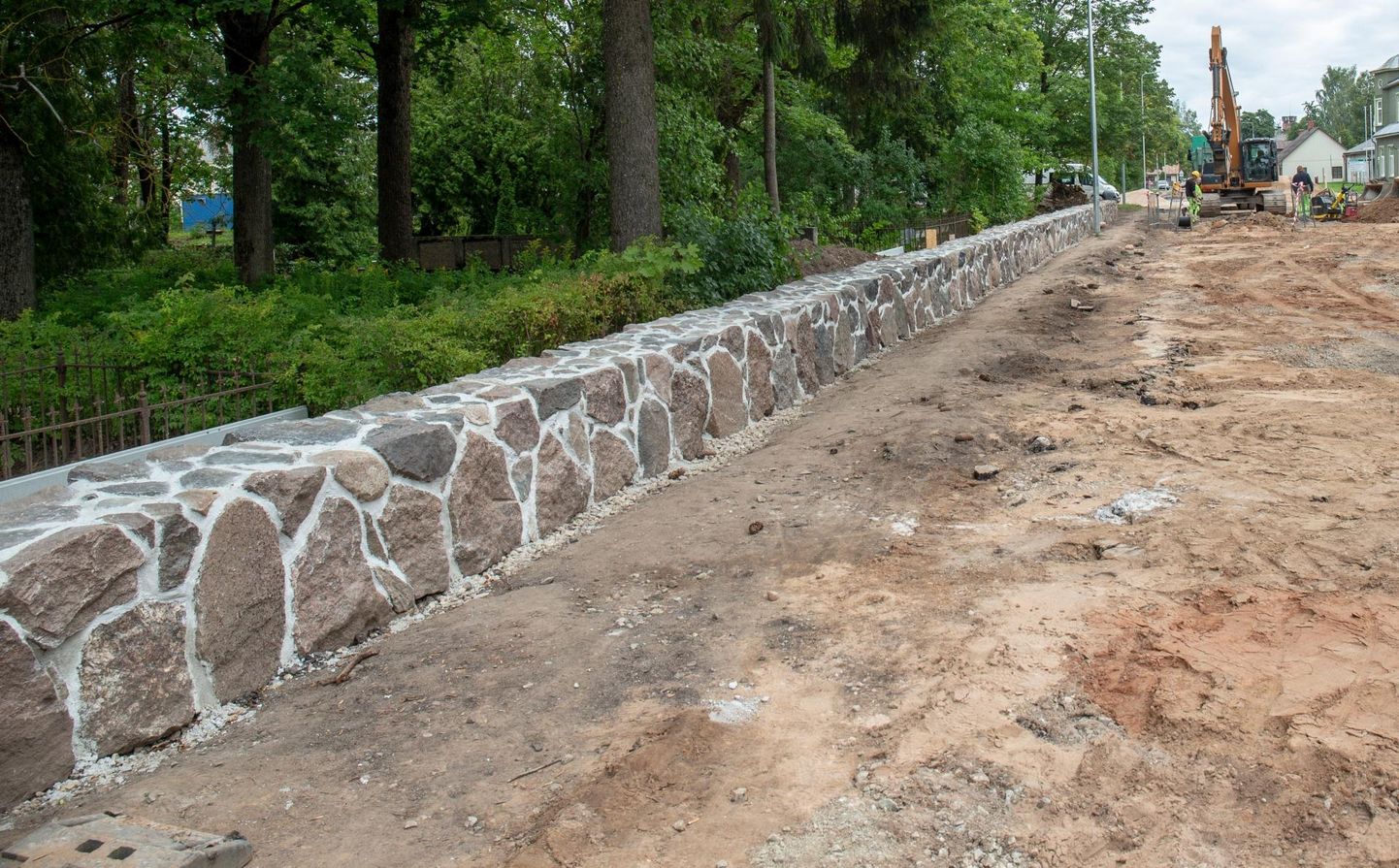 Pärnu maantee kalmistul on taastatud pool kivimüürist.