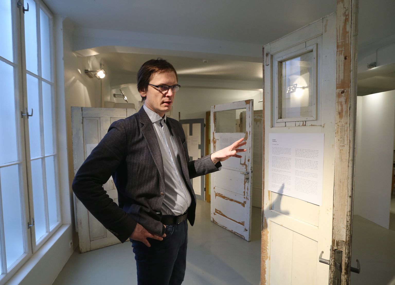 Näitust «Kuritöö ja karistus» tutvustab väljapaneku projektijuht ja üks kuraatoreid Mairo Rääsk.