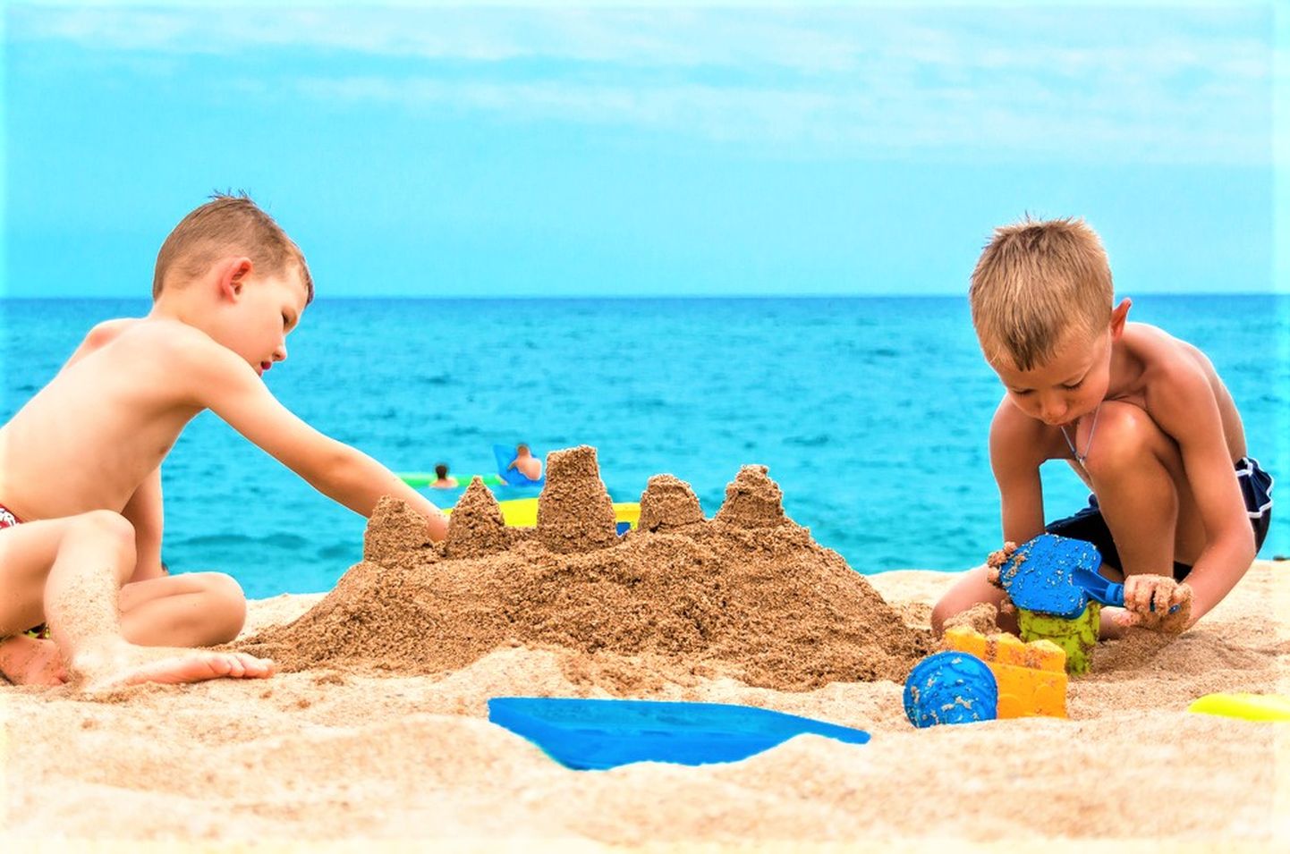 Дети строят песочные замки. Снимок иллюстративный.
