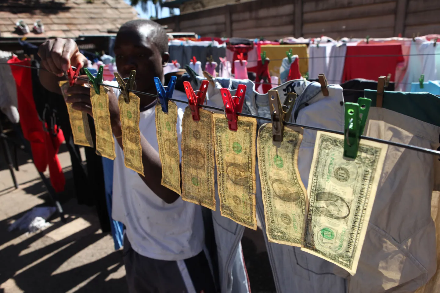 Zimbabwes riputatakse pesunöörile riiete kõrvale kuivama ka USA dollarid.