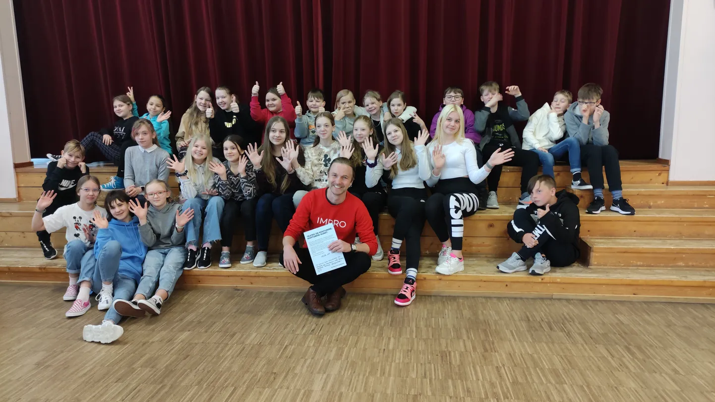 Paide Hammerbecki põhikoolis käis VAT Teatri esindajana imroteatri töötuba läbi viimas Rauno Kaibiainen.