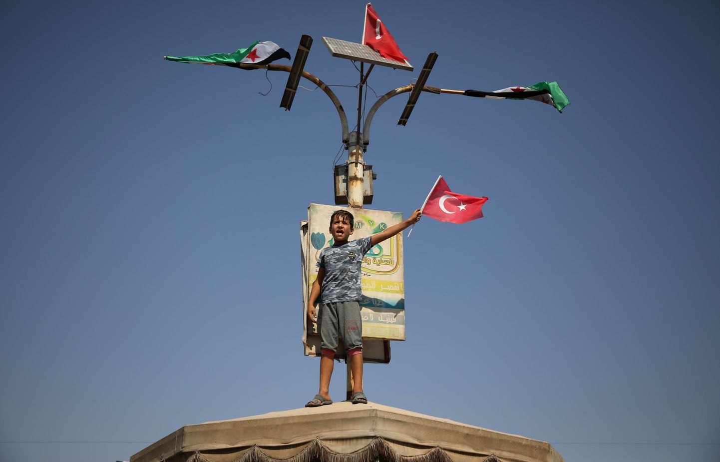 Süüria laps Idlibis protestiks Damaskuse vastu Türgi lippu lehvitamas.