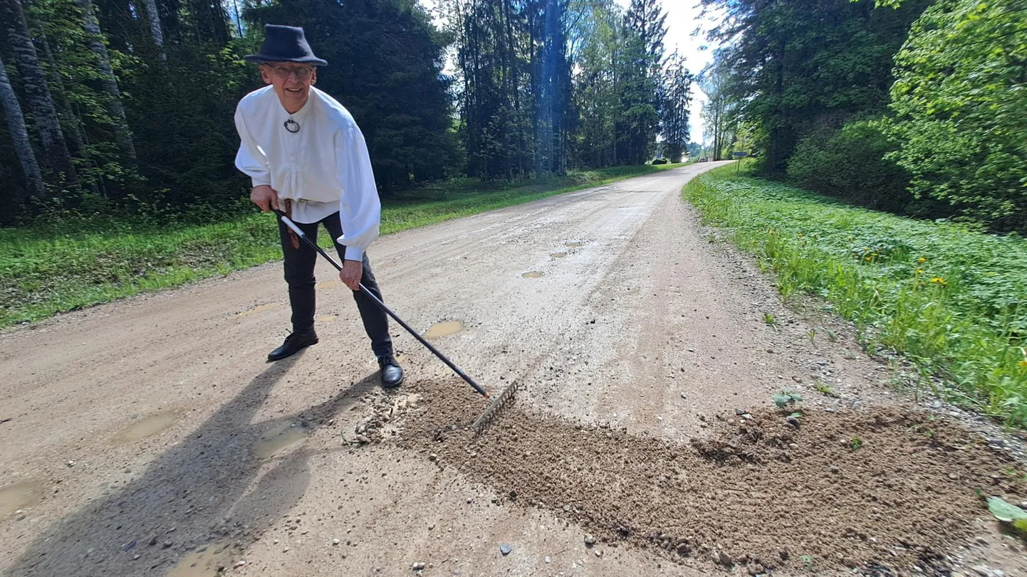 Nopri meierei peremees Tiit Niilo võttis pildi tegemiseks reha kätte näitamaks, et hakka või ise teeauke tasandama.