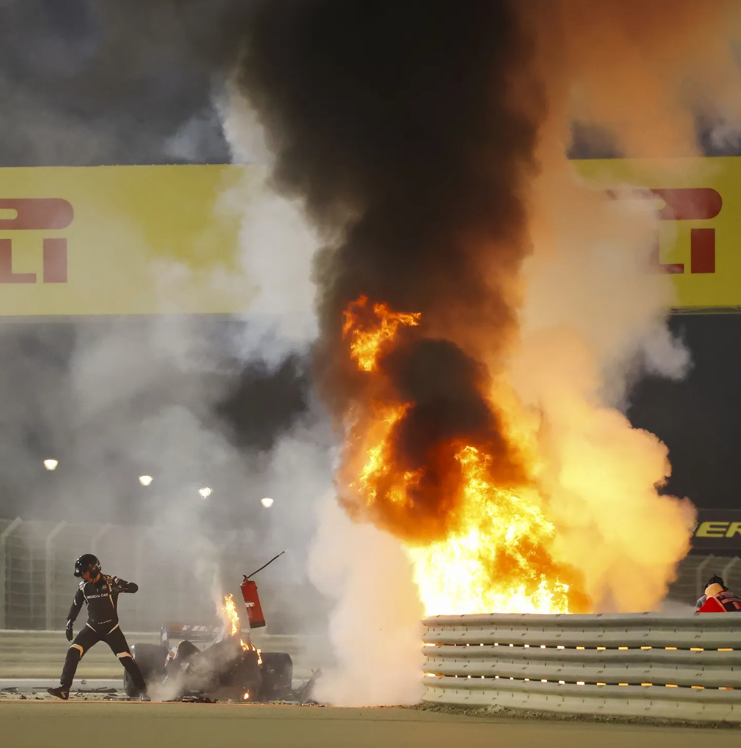 Prantslasest vormelipiloot Romain Grosjean pääses pühapäeval Bahreini GP etapi avariijärgselt põlema sõttinud autost imekombel eluga.