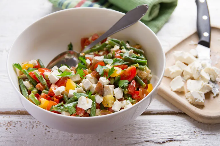 Kreekapärane salat roheliste spargelubadega