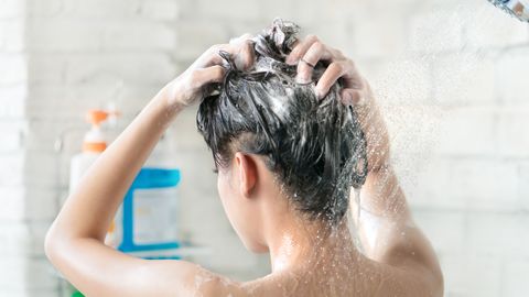 Обратное мытье волос для объема и блеска: новый тренд TikTok, который работает