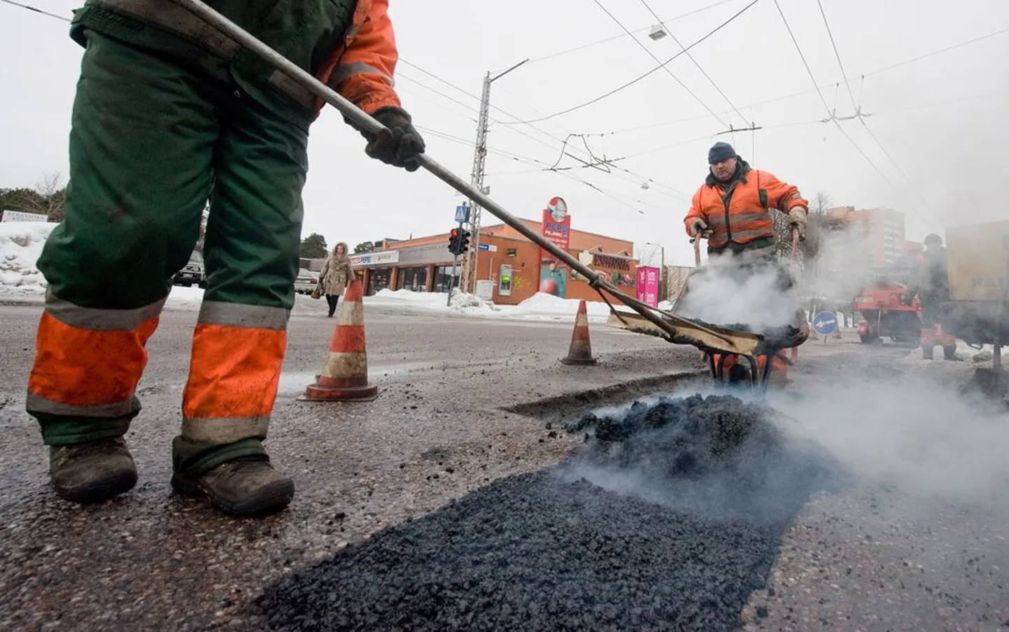 Tallinna Teede aktsiaseltsi mehed olid eile ametis löök­aukude lappimisega Mustamäel Vilde teel Kaja kultuurikeskuse juures.