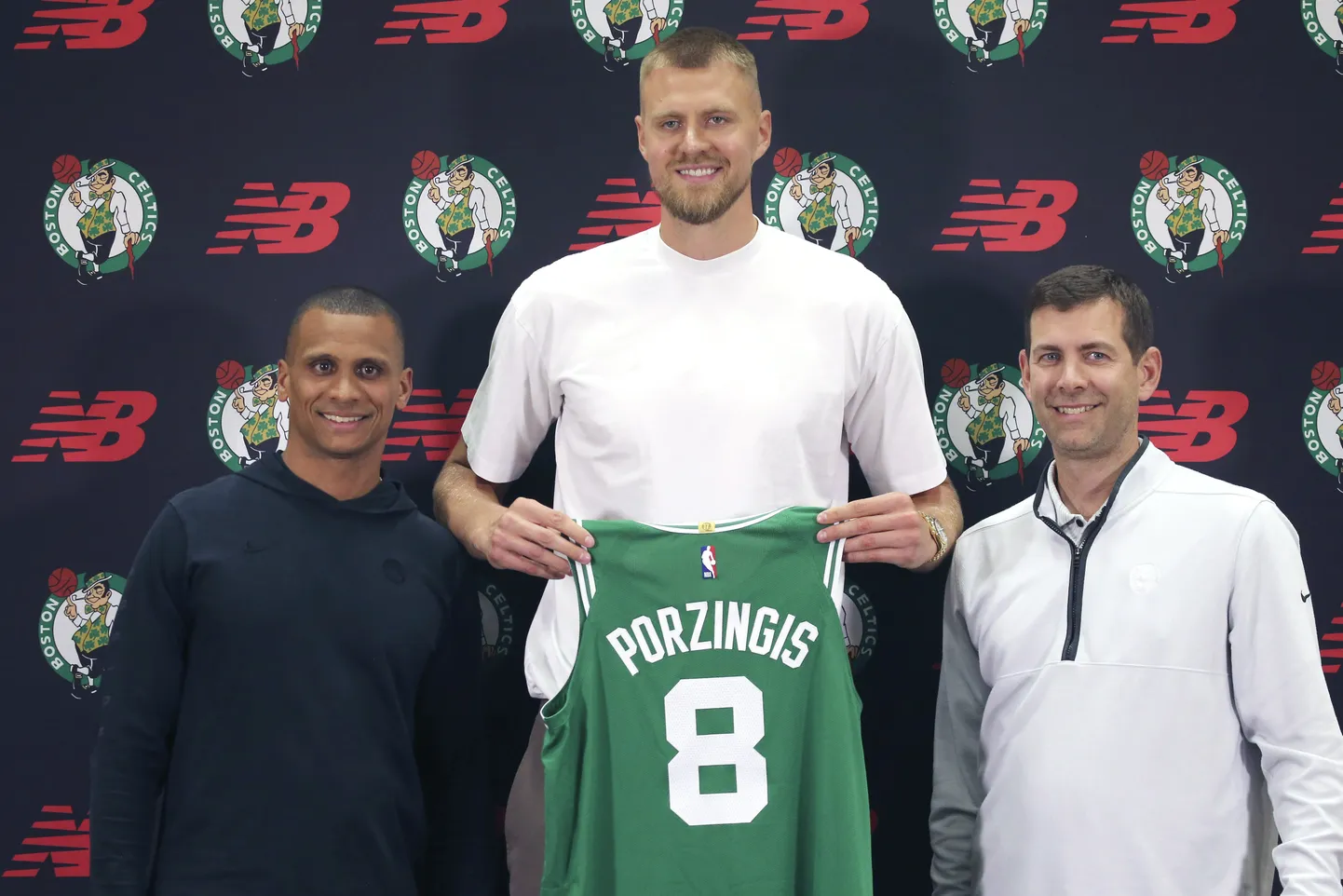 Bostonas "Celtics" treneris Džo Mazulla, Kristaps Porziņģis, Bostonas "Celtics" ģenerālmenedžeris Breds Stīvenss.