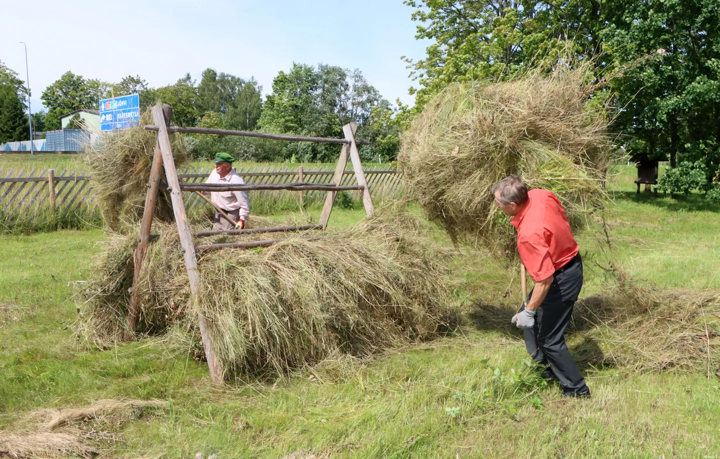 Heina kärbikusse panemine jäeti meeste hooleks, Raul Virunurm (tagaplaanil) ja Udo Karlep võtsid asja tõsiselt.