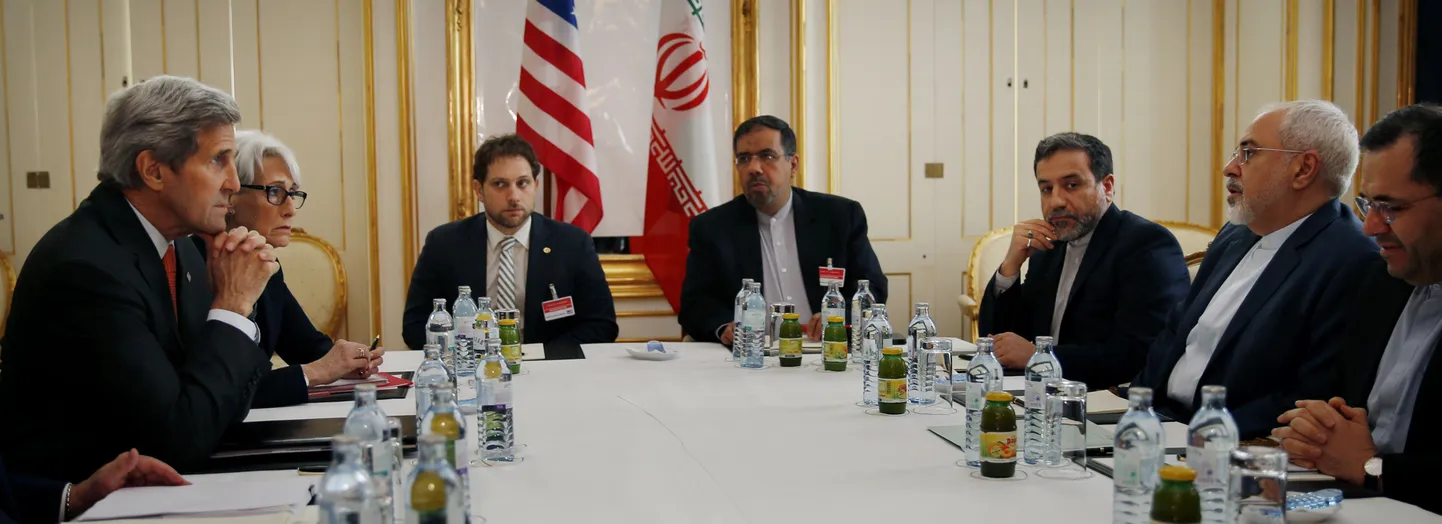 Paremal keskel Iraani välisminister Mohammad Javad Zarif, kes täna põgusalt Viinist Teherani naasis. Vasakul John Kerry.