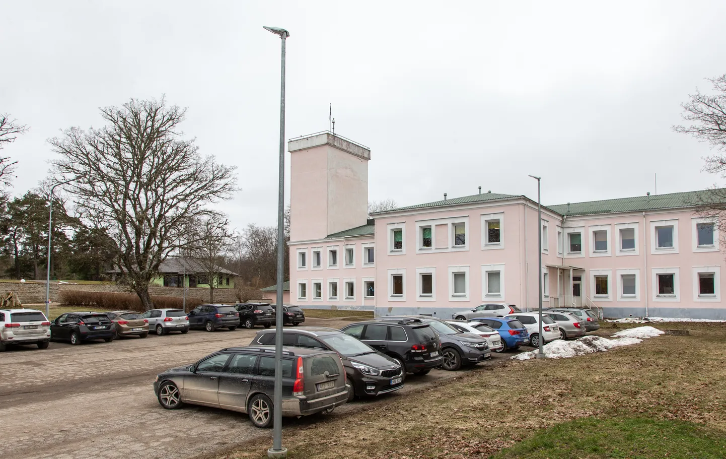 Autoparkla kolib võistlusülesande järgi kooli juurest ära, sest kooliümbruse lahendus peab soodustama tervislikku aktiivset eluviisi ja suunama keskkonnasõbralikult liikuma. Põhiline autoparkla tuli arhitektidel kavandada bussipeatuse taha, kus on praegu heinamaa.