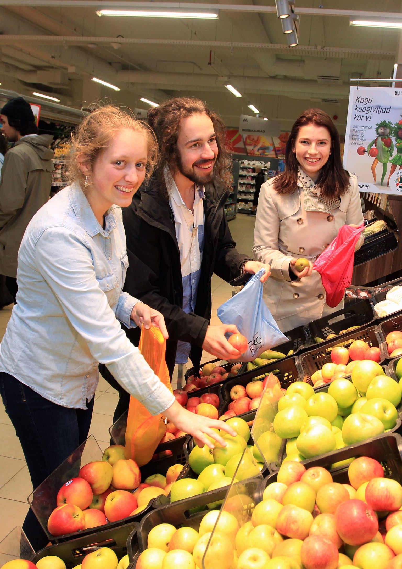 Poko eestvedajaile Raul Richard Steinile, Kadi Sagorile (vasakul) ja Maria Kolgile on keskkonnasäästlik Poko kott poes igapäevane kaaslane, millesse saab pakkida puuvilju ja muud lahtiselt müüdavat kaupa.