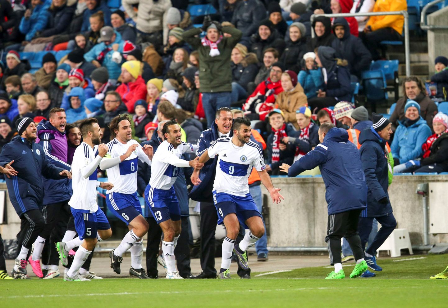 San Marino mängijad tähistamas Norra vastu löödud väravat.