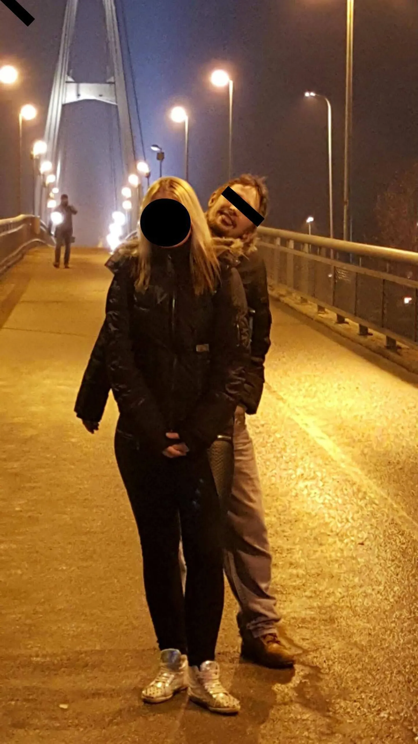 Pildistamise ajal tüdruku selja taha ilmunud noormees, kes väidetavalt möödujaid saega ähvardas.