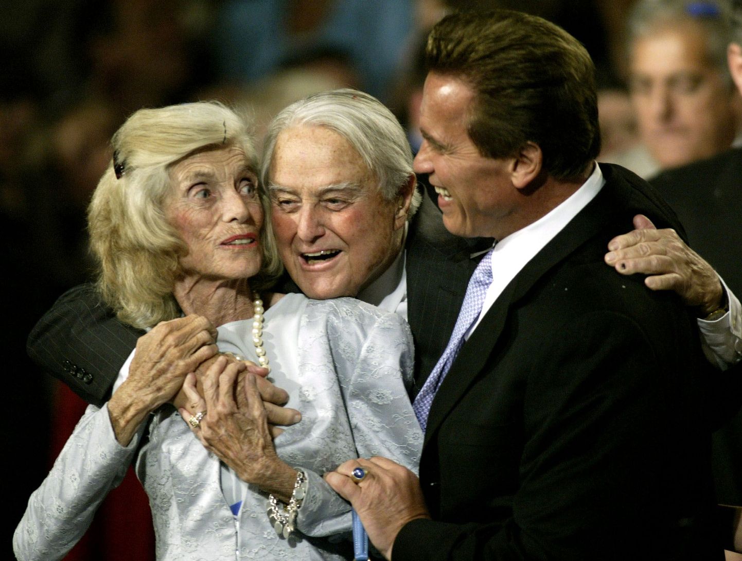 Sargent Shriver (keskel) 2003. aastal koos abikaasa Eunice Kennedy Shriveriga tähistamas oma tütre Maria abikaasa Arnold Schwarzeneggeri võitu California kubernerivalimistel.