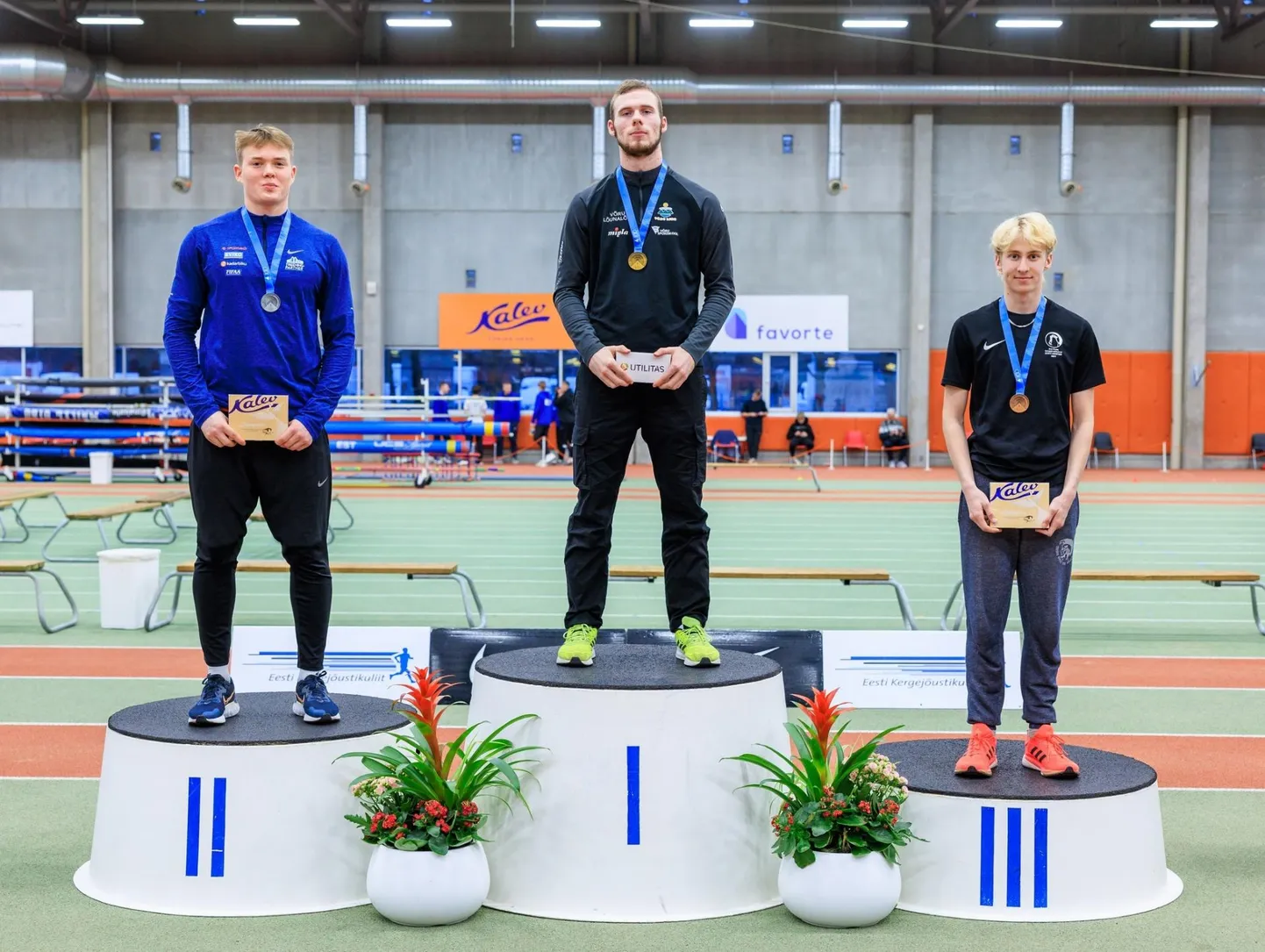 Kristjan Timuska (keskel) tõi Võru klubile meistritiitli kõrgushüppes.