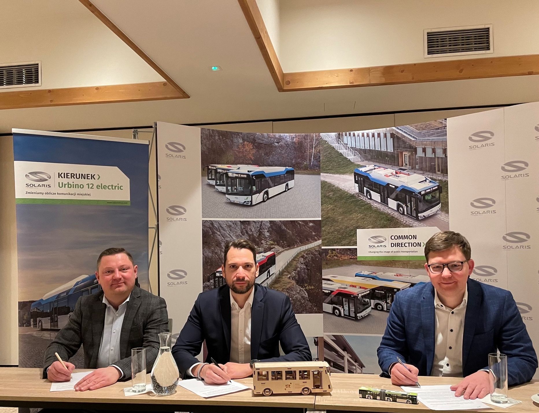 Представители предприятия Tallinna Linnatransport AS (TLT) и компания Solaris Bus & Coach подписали сегодня опционный договор о приобретении дополнительных 50 газовых автобусов.