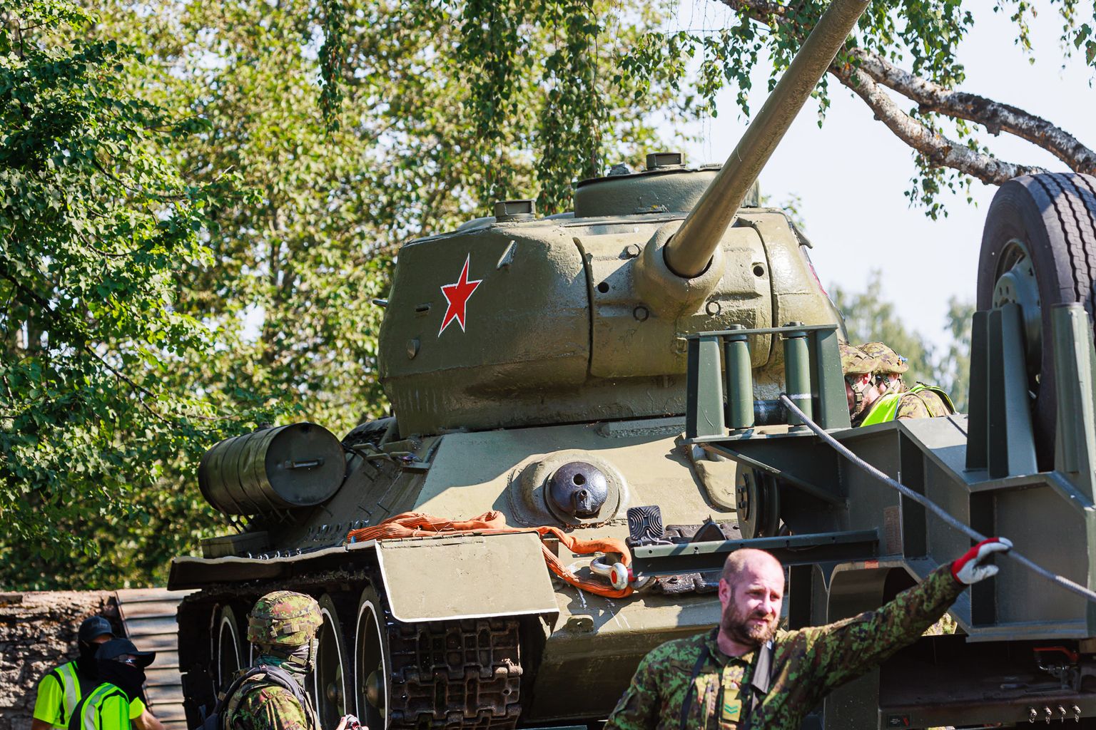 В Нарве 16 августа демонтировали памятник "Танк Т-34" и другие военные советские памятники.