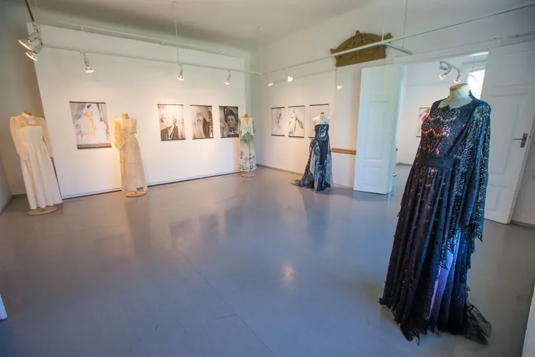 Vaade Eduard Vilde muuseumi Kastellaanimaja galeriis avatud kirjandusteemalisele moenäitusele