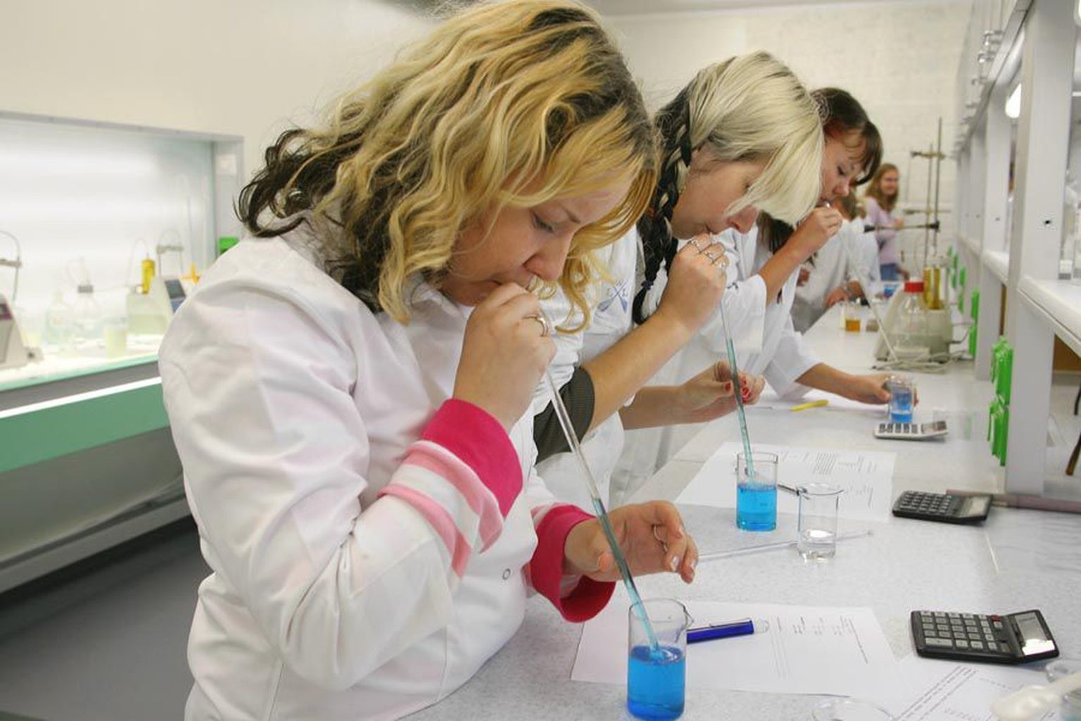 Olustvere ametikooli õpilased proovisid eile uues keemiaklassis töövahendeid.