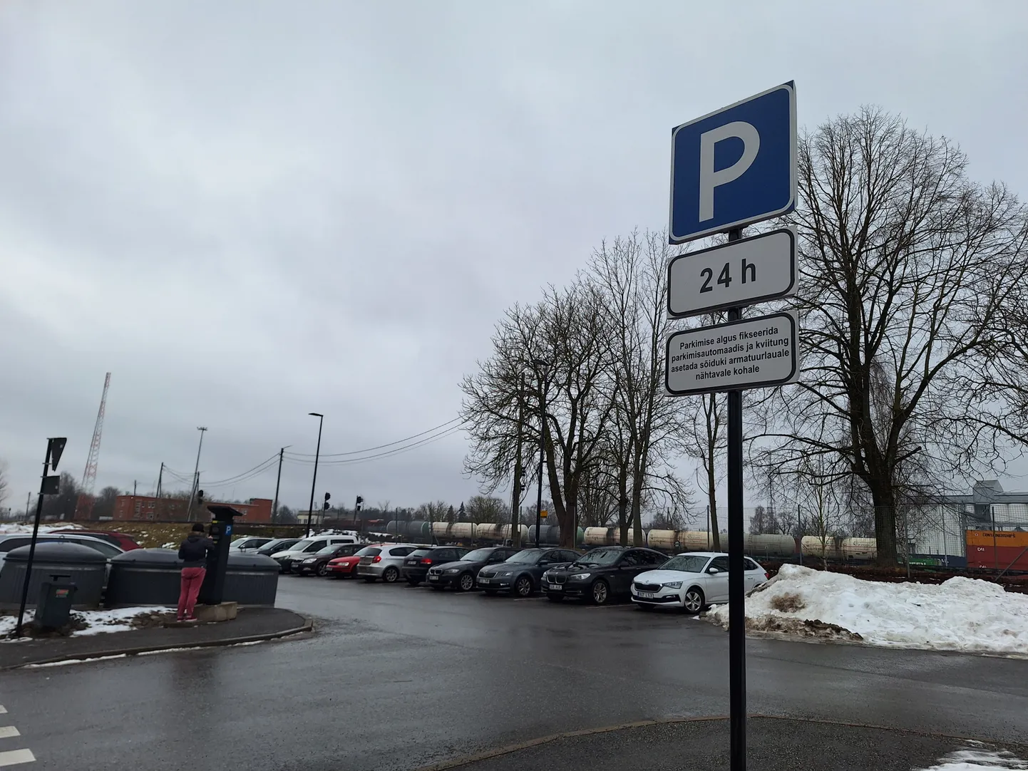 Praegu saab rongile tõttaja oma auto kuni 24 tunniks tasuta küll Tartu vaksali juurde parklasse jätta, ent selleks tuleb parkimisautomaadist kviitung võtta, kellaga seal parkida ei saa.