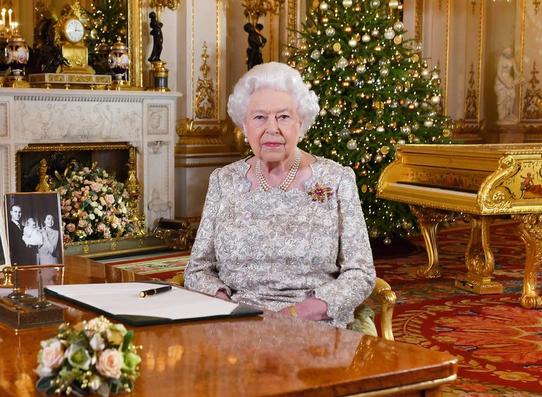 Elizabeth II pidas oma jõulukõne Buckinghami palee Valges toas, kus on kuldne klaver
