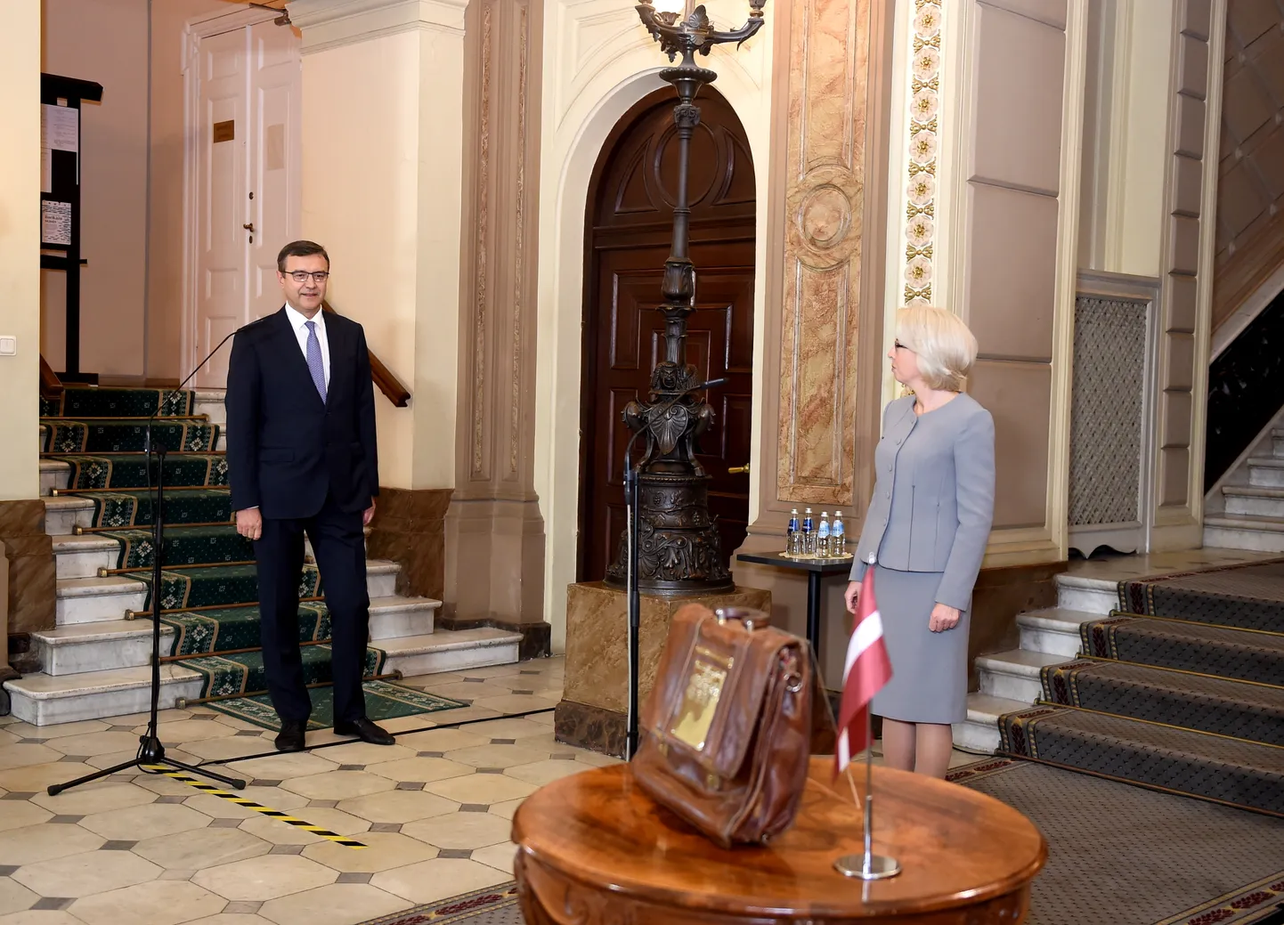 Finanšu ministrs Jānis Reirs iesniedz Saeimas priekšsēdētājai Inārai Mūrniecei budžeta portfeli ar valdības sagatavoto nākamā gada valsts budžeta likumprojektu izskatīšanai parlamentā.