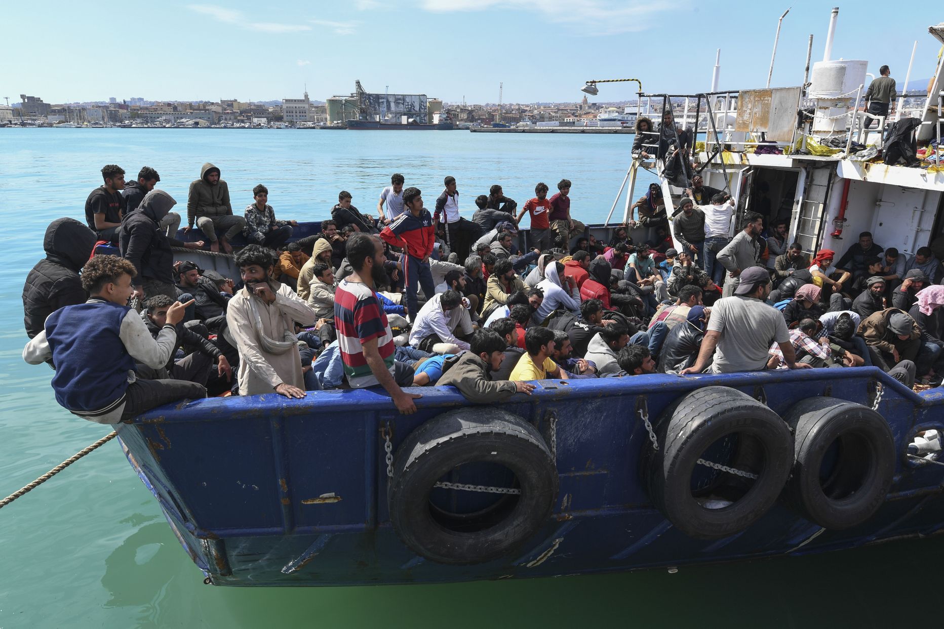 Мигранты на рыбацкой лодке у побережья Греции. Иллюстративное фото.