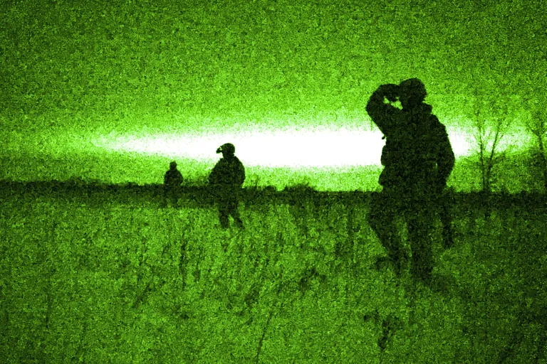 Ameerika sõdurid öösel tegutsemas.