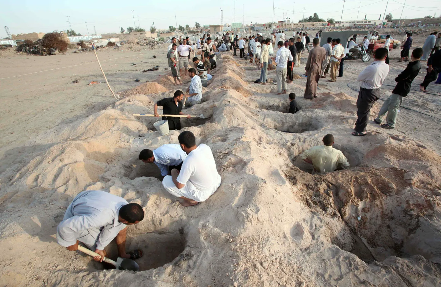 Iraaklased haudu kaevamas. Iraagi sõjas hukkus vähemalt 15 000 tsiviilisikut rohkem, kui algselt arvati.