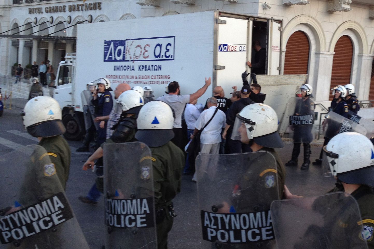 Märulispolitsei takistamas paremäärmusliku partei Kuldne Koidik toidujagamist, kuna toitu anti vaid Kreeka kodanikele