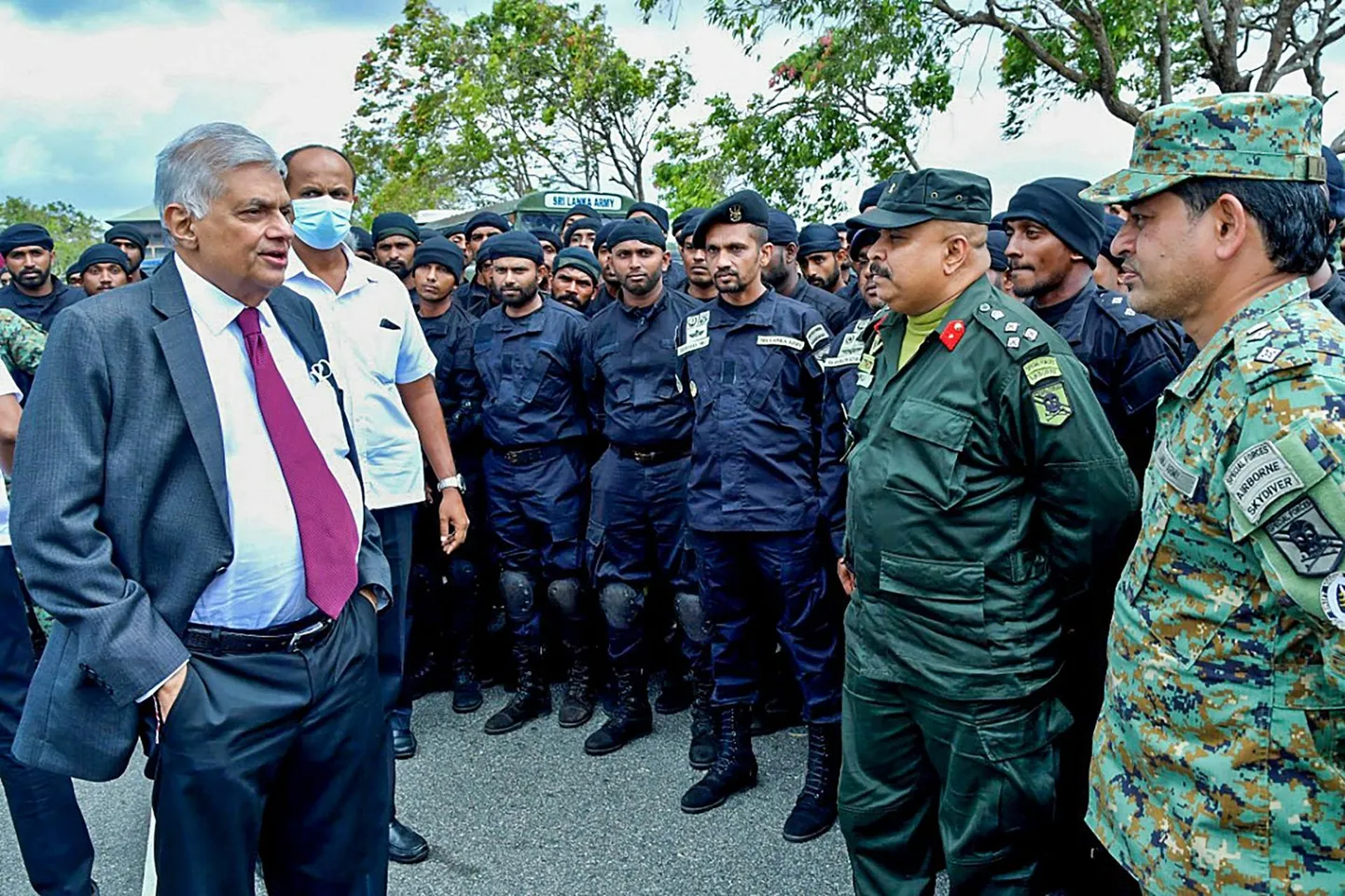 Sri Lanka äsja valitud president Ranil Wickremesinghe kohtumas sõduritega parlamendihoone ees Colombis. 