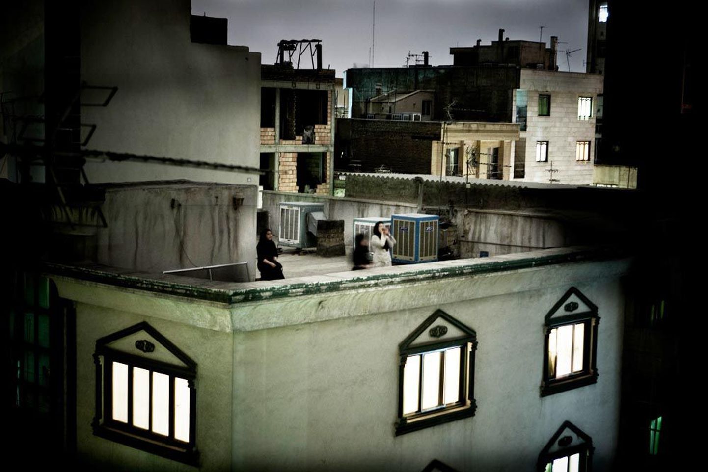 Eelmise aasta maailma parim pressifoto. Foto autor Pietro Masturzo tegi fotoloo Iraanis valitsevast meeleolust pärast presidendivalimisi, tabades muu hulgas katusel valimistulemuste pärast endast välja aetud naise.