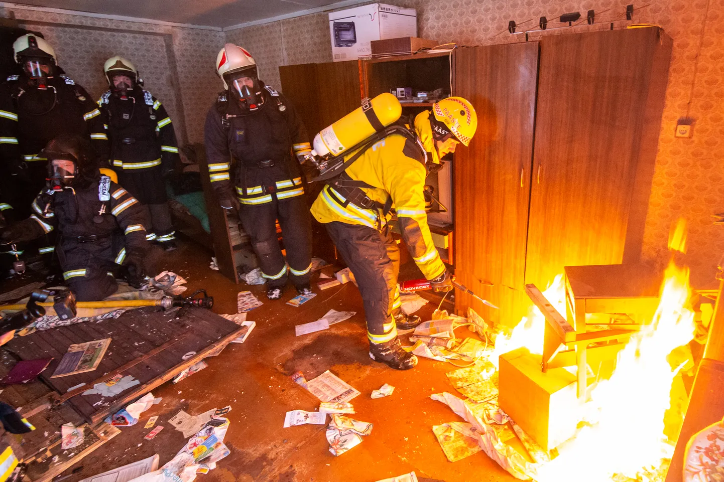 Niimoodi pandi maja seest esmalt põlema ning päästjad jälgisid tule ja suitsu käitumist põlevas ruumis.