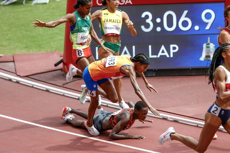 Hollandi pikamaajooksja Sifa Hassan (üleval) põrkas Tokyo olümpia naiste 1500 meetri jooksus kokku Keenia jooksja Edina Jebitokiga
