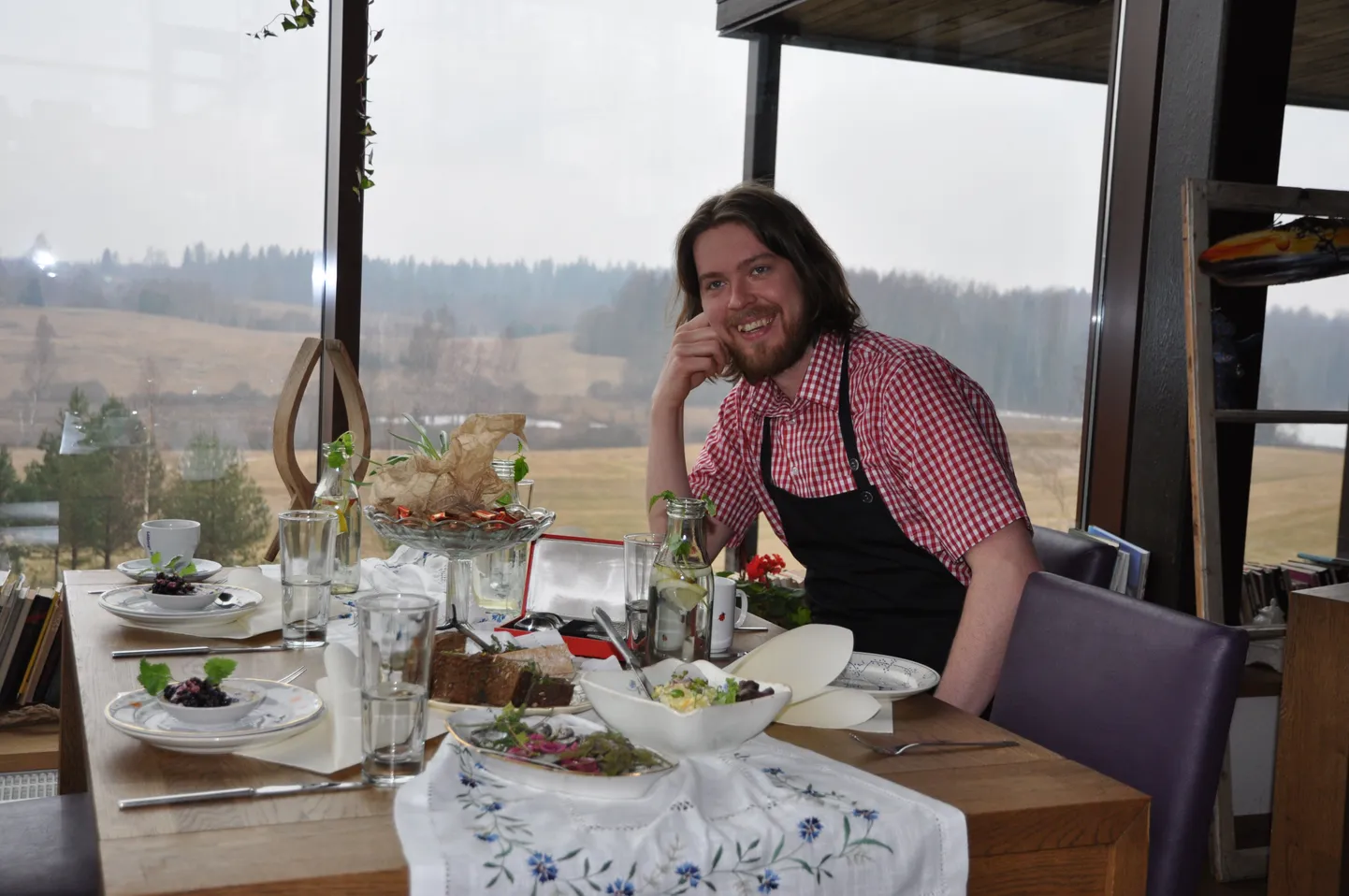 Maitsev mees Mr Jakob: Jorma Riivald oma moodsa kesta, ent vana väärtustava sisuga restoranivalduses, kust avaneb maaliline vaade Lõuna-Eesti kuppelmaastikule.