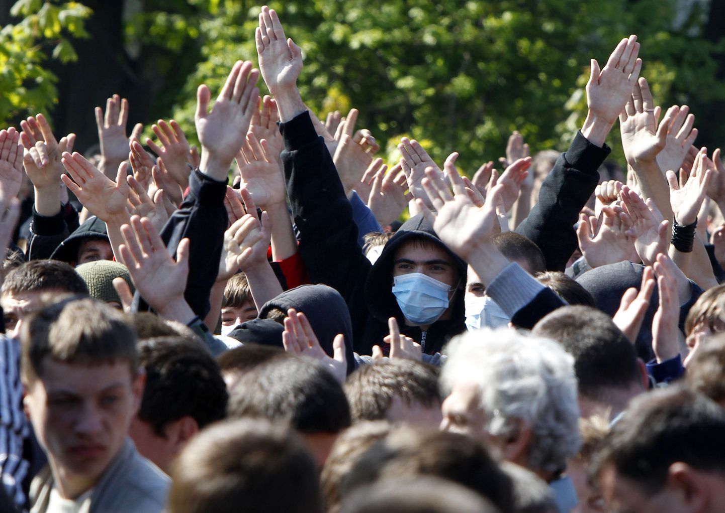 Украинские националисты во Львове 9 мая 2011 года.