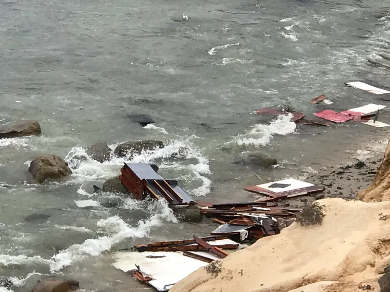 USA California San Diego rannikul leidis illegaalsete migrantidega aset paadiõnnetus, milles hukkus vähemalt kolm inimest