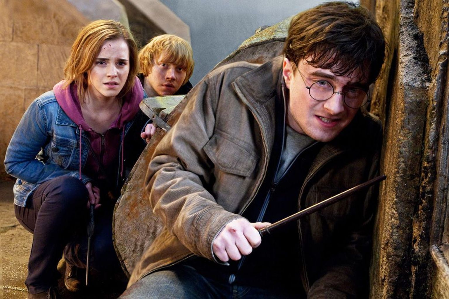 Гермиона (Эмма Уотсон, слева) и Рон (Руперт Грин) выросли вместе с главным героем — Гарри Поттером (Дэниэл Рэдклифф).