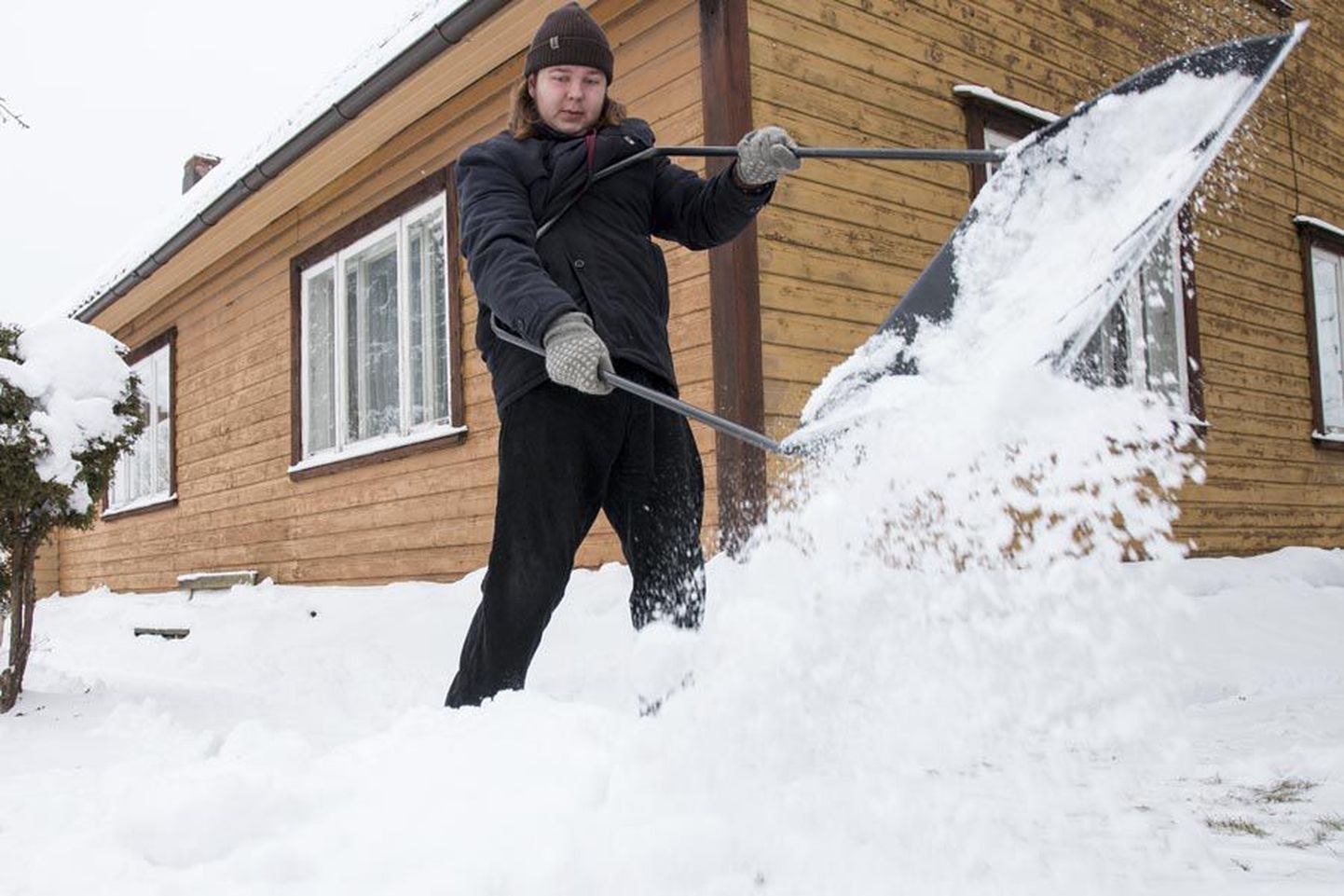 Kultuuriakadeemia tudeng Heikki Saabas teeb lumele kiiresti tuule alla.