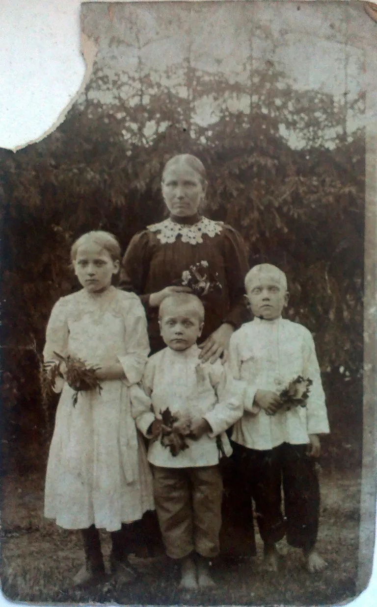 Agata Bratuškina ar bērniem (no kreisās) Anastasiju, Mateušu un Staņislavu. Foto varētu būt uzņemts 1917. vai 1918. gadā, jo pastarīša Broņislava ģimenē vēl nav.